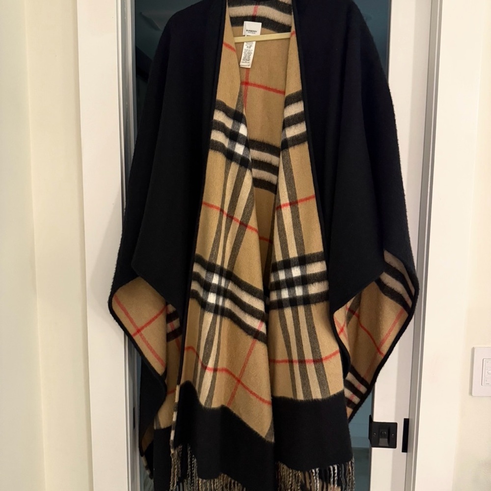 Authentic Burberry Classic Black and Beige Plaid Cape mint